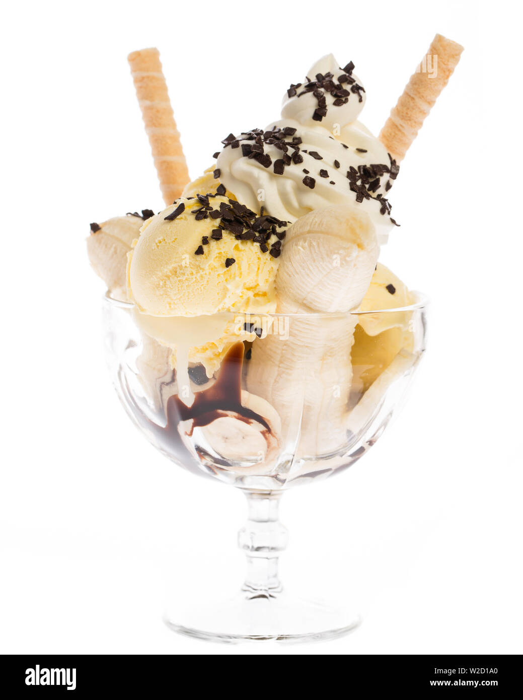 Coupe de glaces : banana sundae avec crème et gaufres isolé sur fond blanc Banque D'Images
