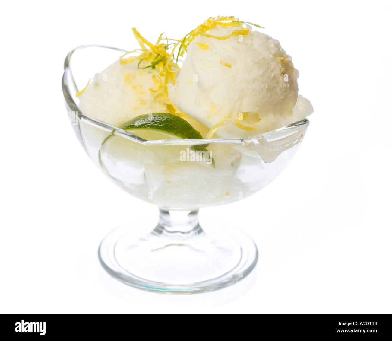 Coupe de glaces : sundae citron sur fond blanc Banque D'Images