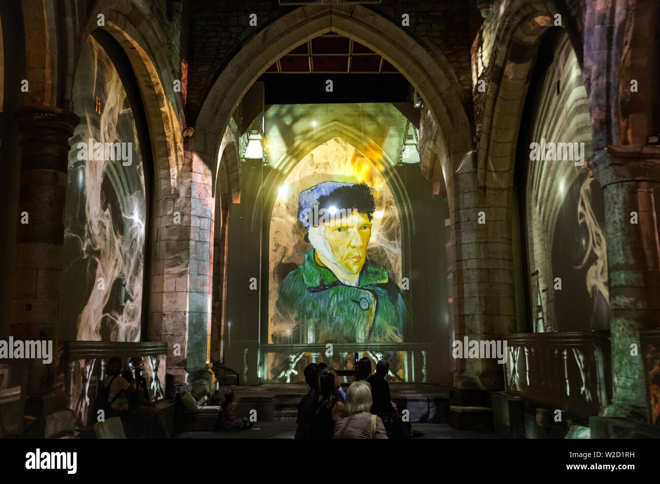 Personnes voir Van Gogh : L'expérience immersive, qui s'ouvre au public aujourd'hui et se poursuivra jusqu'au dimanche 5 janvier 2020 à l'église St Mary de New York à New York. Banque D'Images