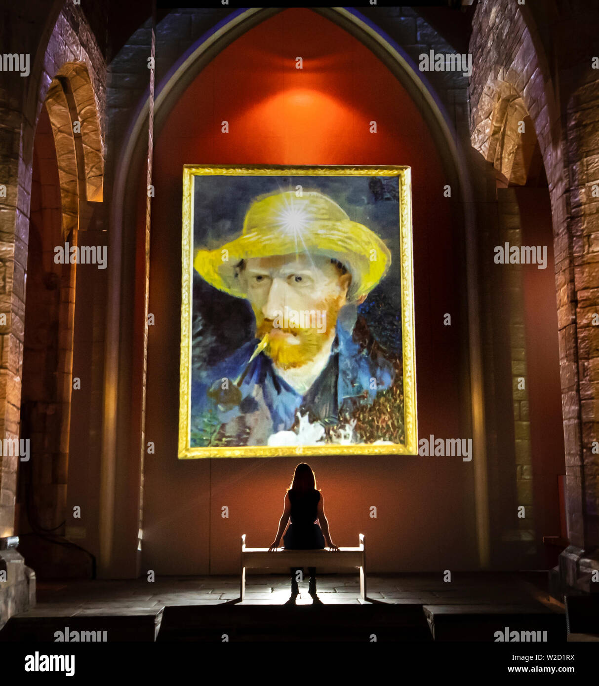 Une femme vues Van Gogh : L'expérience immersive, qui s'ouvre au public aujourd'hui et se poursuivra jusqu'au dimanche 5 janvier 2020 à l'église St Mary de New York à New York. Banque D'Images