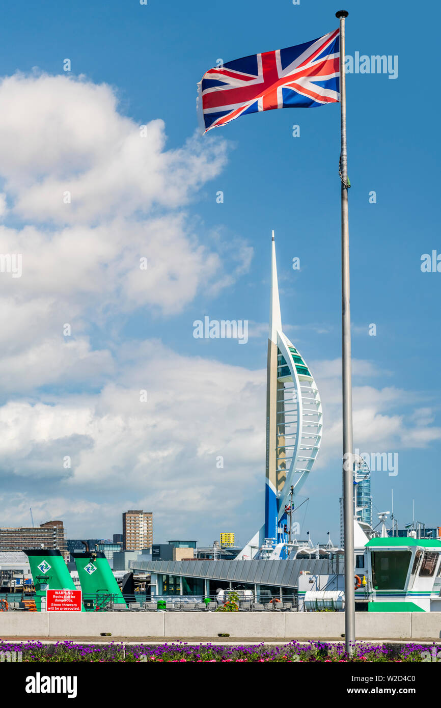 L'Union européenne drapeau flotte au-dessus du service de ferry terminal passager à Portsmouth, Hampshire, Angleterre Banque D'Images