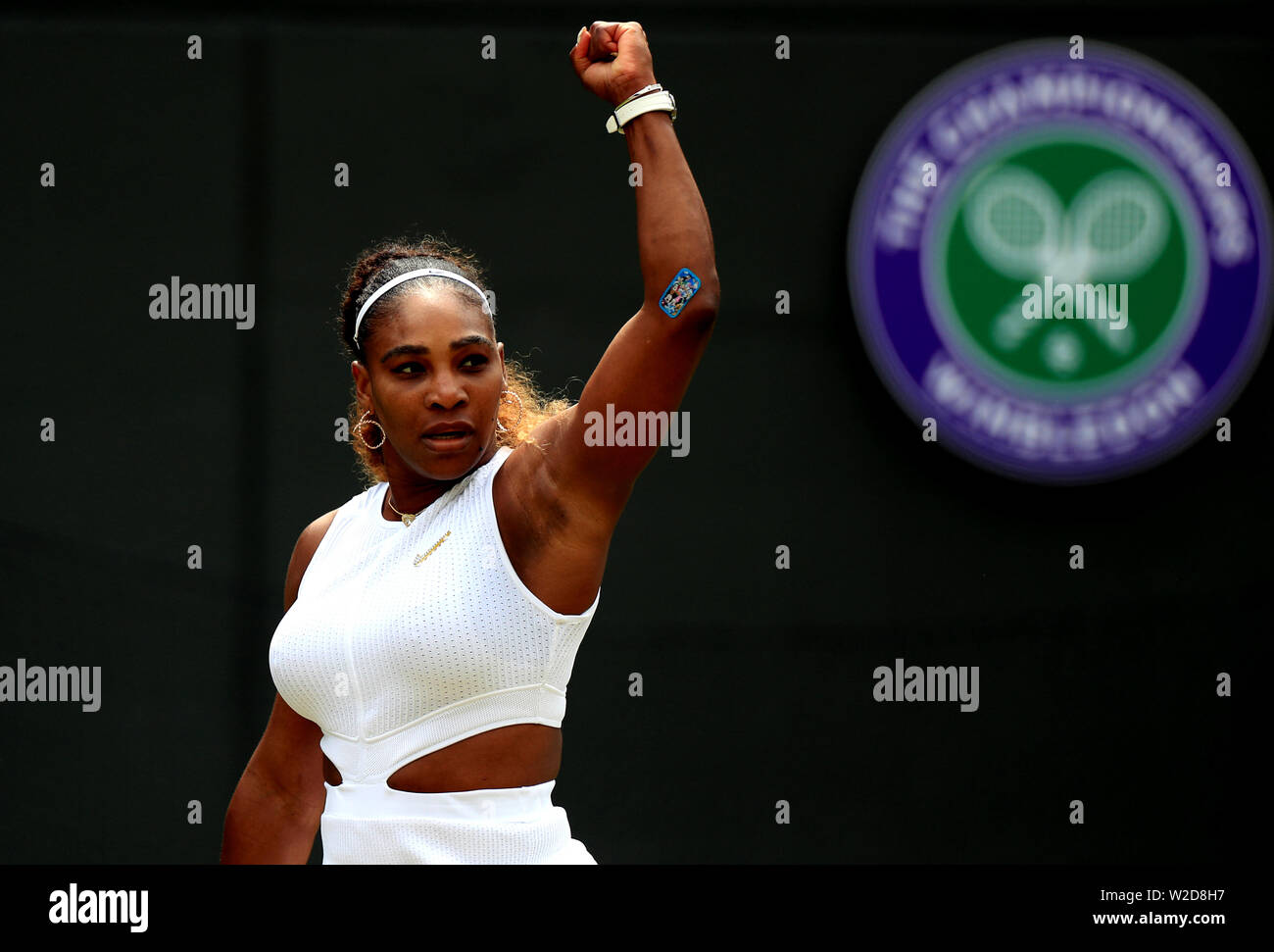 Un plâtre sur le coude de Serena Williams en tant qu'elle est en concurrence contre Carla Suarez Navarro le jour sept de la Wimbledon à l'All England Lawn Tennis et croquet Club, Wimbledon. Banque D'Images
