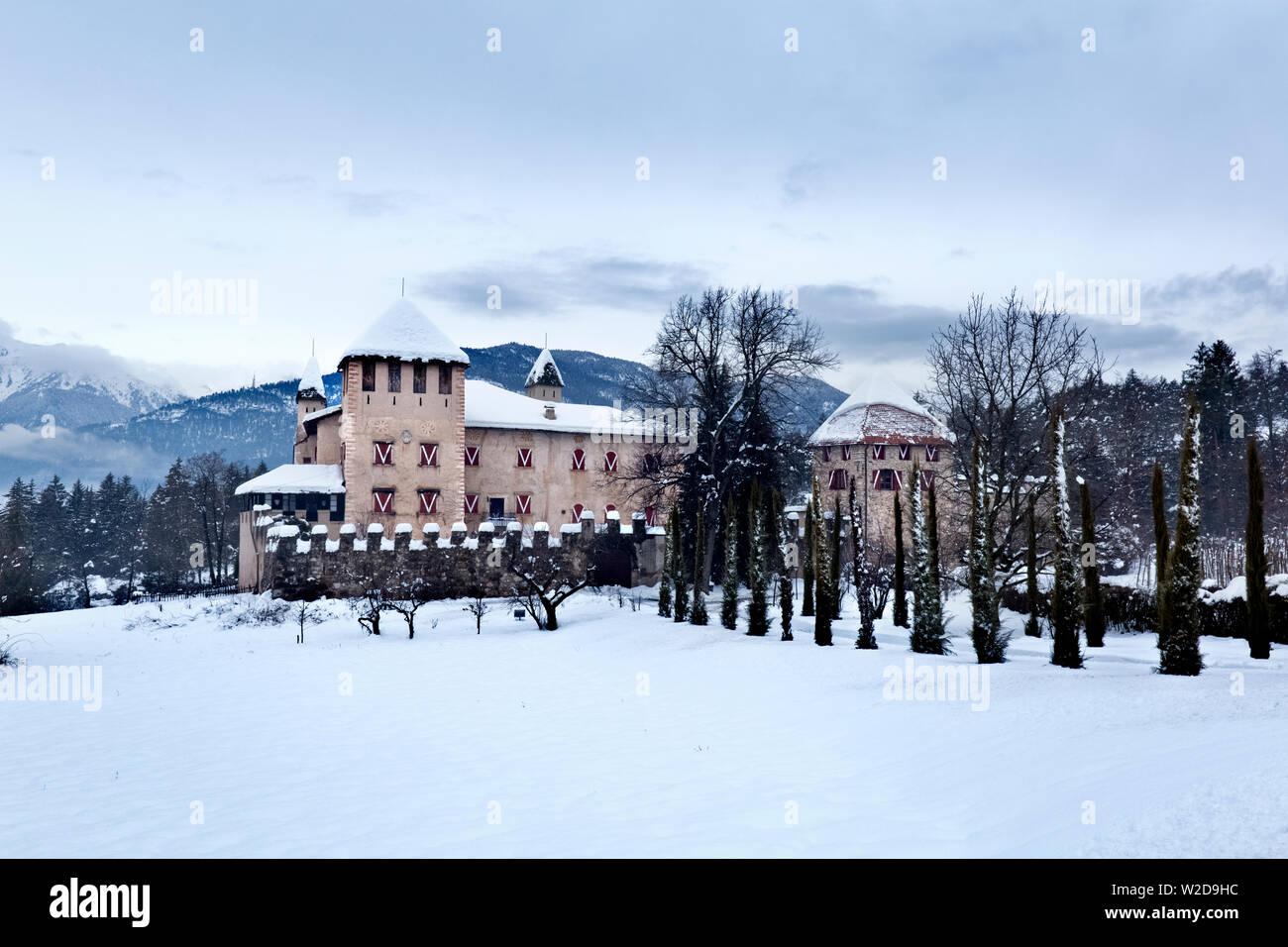 Neige au manoir médiéval de Malgolo Château. Vallée de la province de Trento, non, Trentin-Haut-Adige, Italie, Europe. Banque D'Images