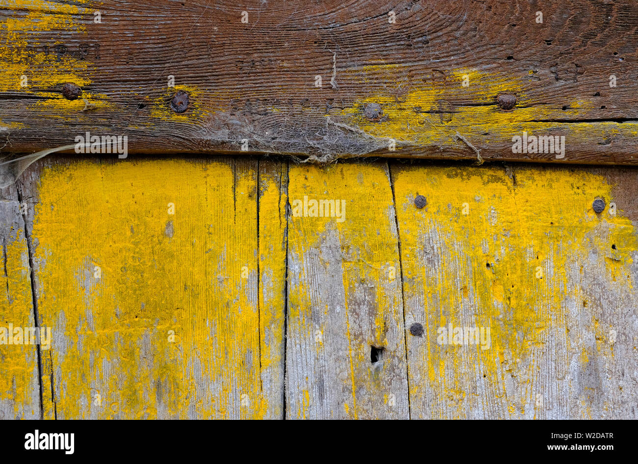 Vieille porte peinte en jaune, vallée du Lot, France Banque D'Images