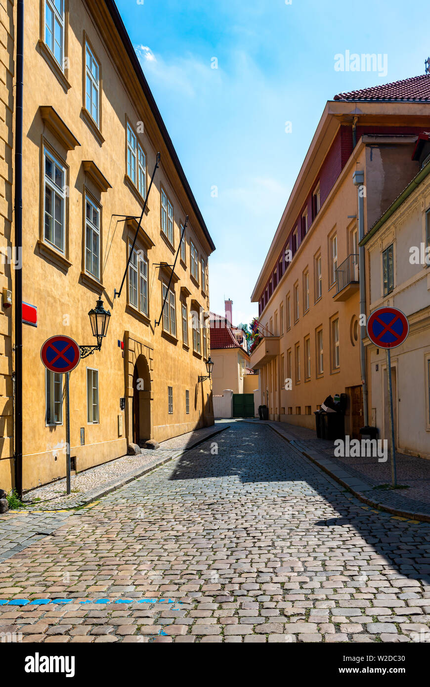 Vieille rue étroite de Prague à l'aube Banque D'Images