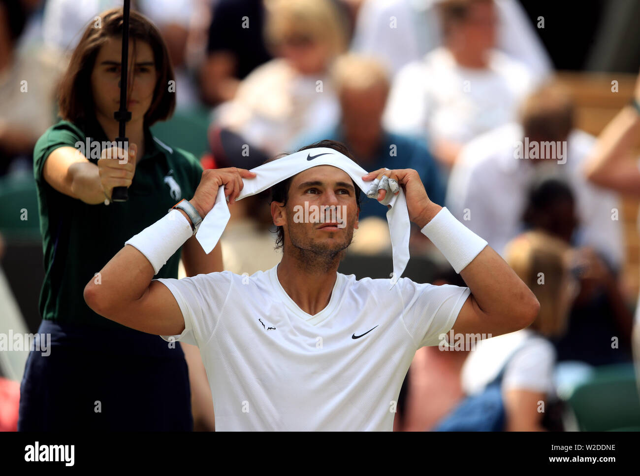 Rafael Nadal change son head pendant son match le jour sept de la Wimbledon à l'All England Lawn Tennis et croquet Club, Wimbledon. Banque D'Images