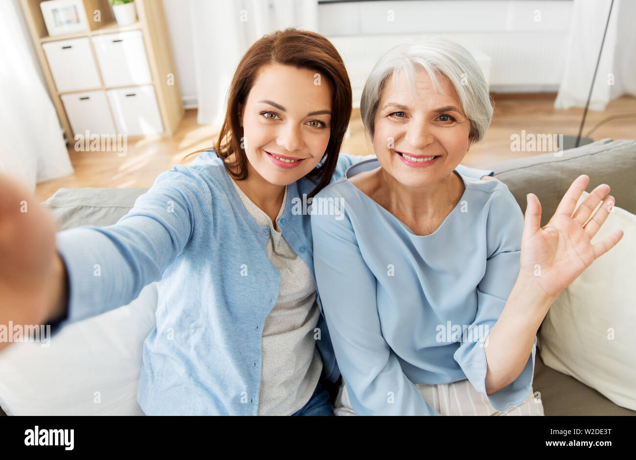 Mère et fille hauts adultes prenant selfies Banque D'Images