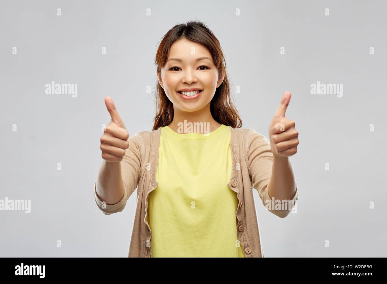 Happy asian woman showing Thumbs up Banque D'Images