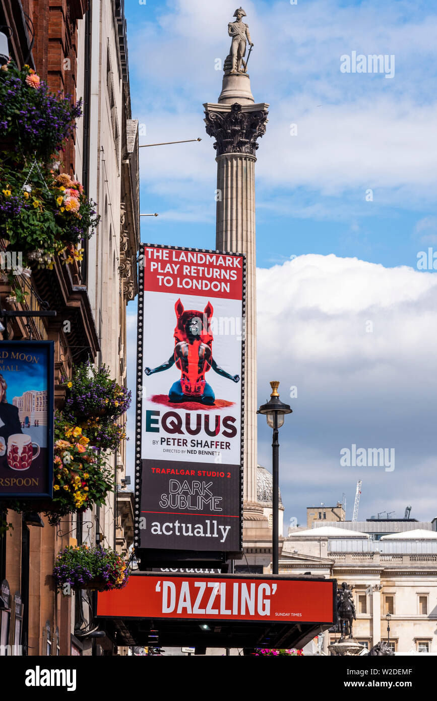 Equus joue aux studios Trafalgar à Whitehall près de Trafalgar Square, Londres. Pièce de Peter Shaffer, mise en scène par Ned Bennett. Colonne de Nelson Banque D'Images