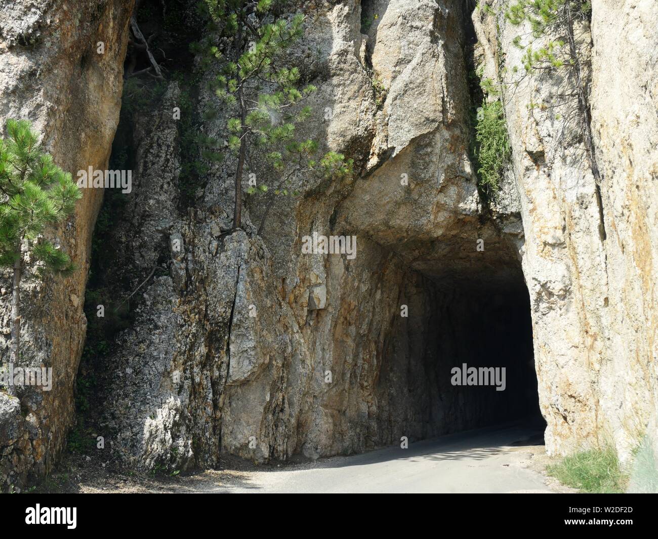 Vue de côté de l'entrée du tunnel l'Oeil de l'aiguille, l'une des meilleures attractions à Needles Highway dans le Dakota du Sud. Banque D'Images