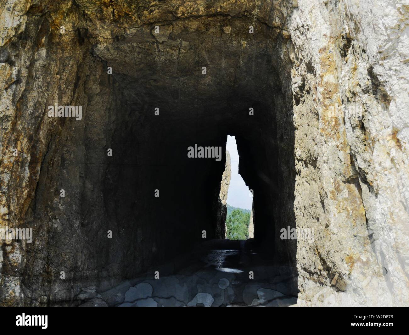 Spectaculaire vue sur le passage de l'Oeil de l'aiguille, l'une des meilleures attractions de la route d'aiguilles dans le Dakota du Sud. Banque D'Images