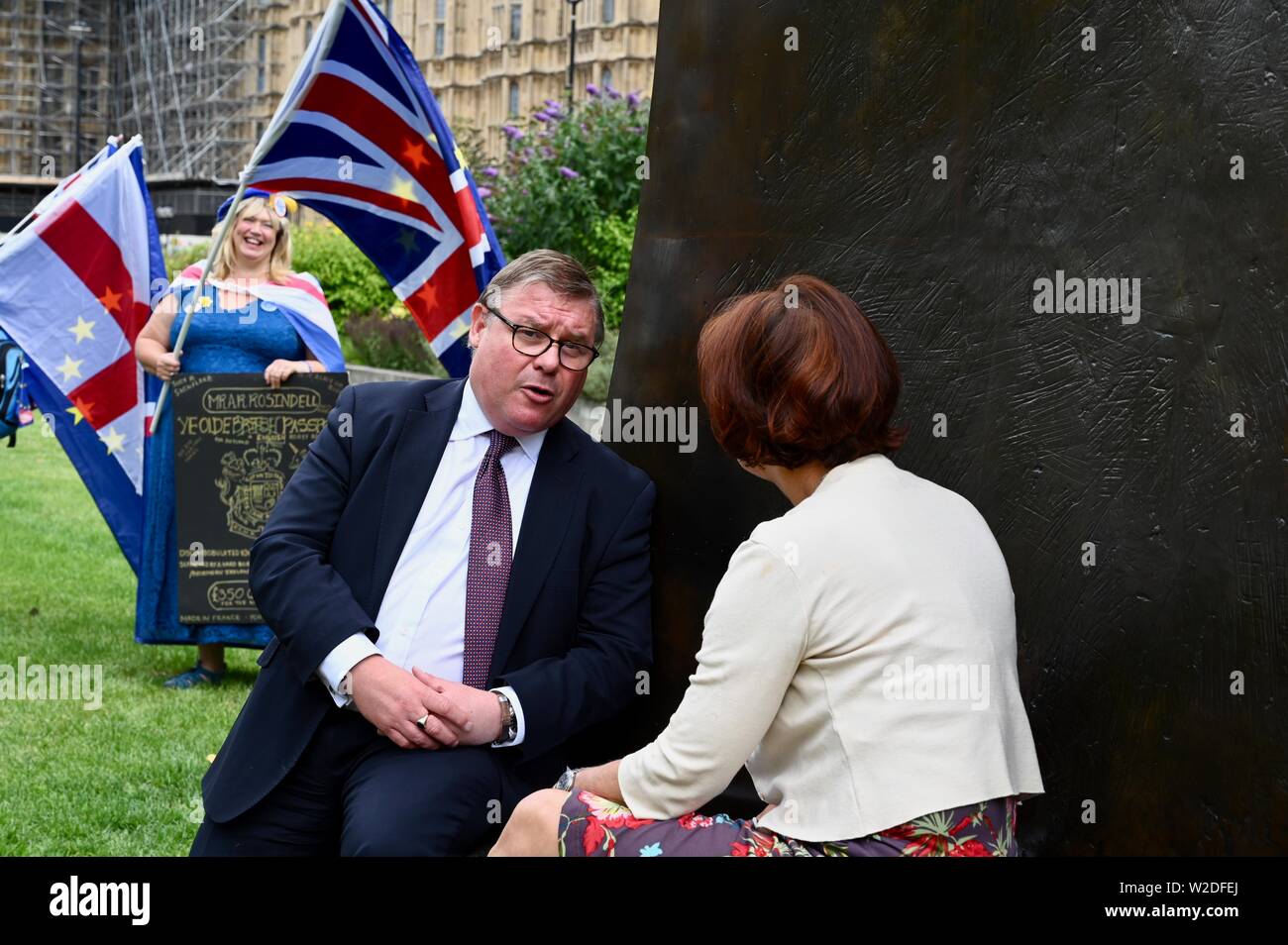 Mark Francois MP pour Wickford et Rayleigh. Vice-Président du Groupe européen de recherche est interviewé par Annette Dittert. Des militants de SODEM servent d'arrière-plan. College Green, chambres du Parlement, Westminster, Londres. UK Banque D'Images
