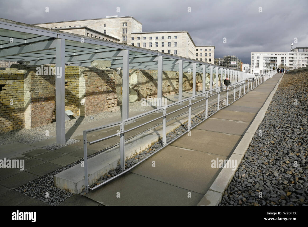 La topographie de la terreur, mur de Berlin et Detlev-Rohwedder-Haus bâtiment (anciennement le RLM / Ministère de l'air nazie en bâtiment WW2), Berlin, Allemagne. Banque D'Images