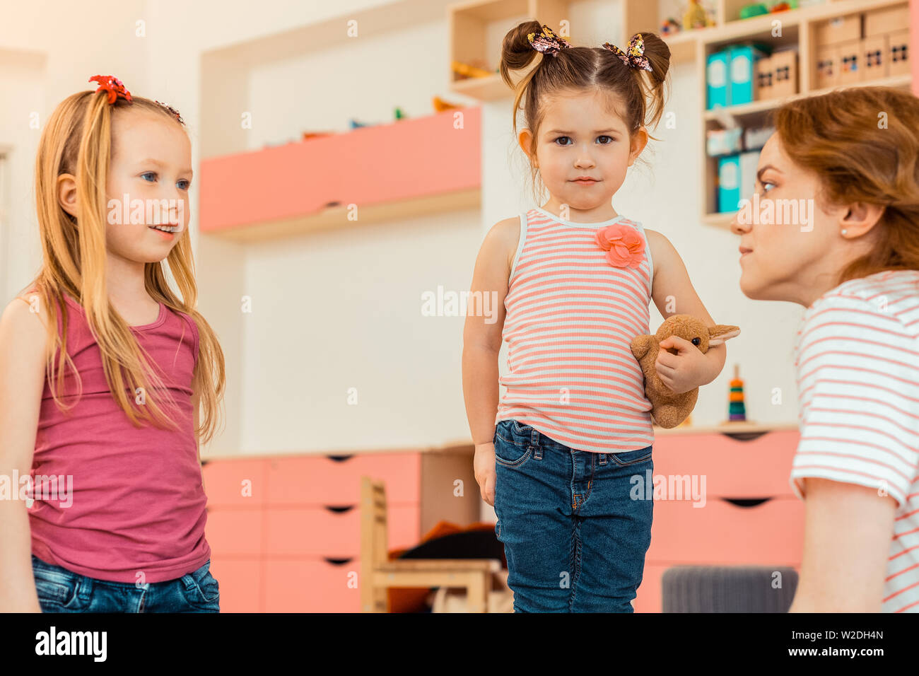 Jolies filles mignonnes décrivant leurs conflits entre eux Banque D'Images