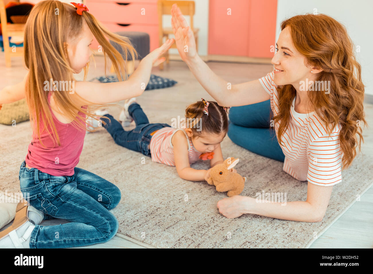 Happy girl Nice donnant une forte 5 Banque D'Images