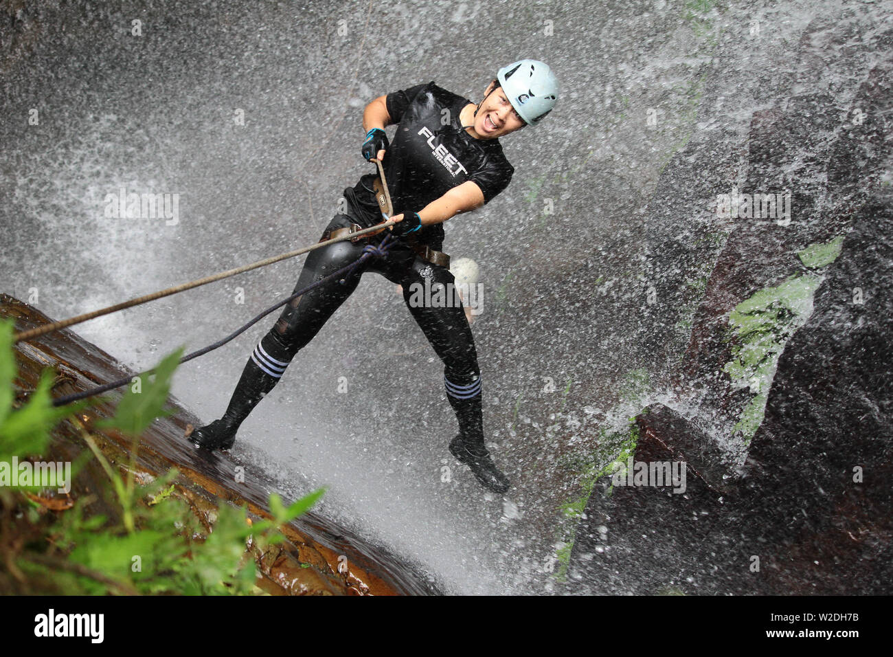 La Malaisie Sabah Kiulu - Jun 30, 2019 : les amateurs de plein air de faire une descente en rappel dans l'activité Sabah Kiulu. La descente en rappel de corde à cascade dans l'île de Bornéo. Banque D'Images