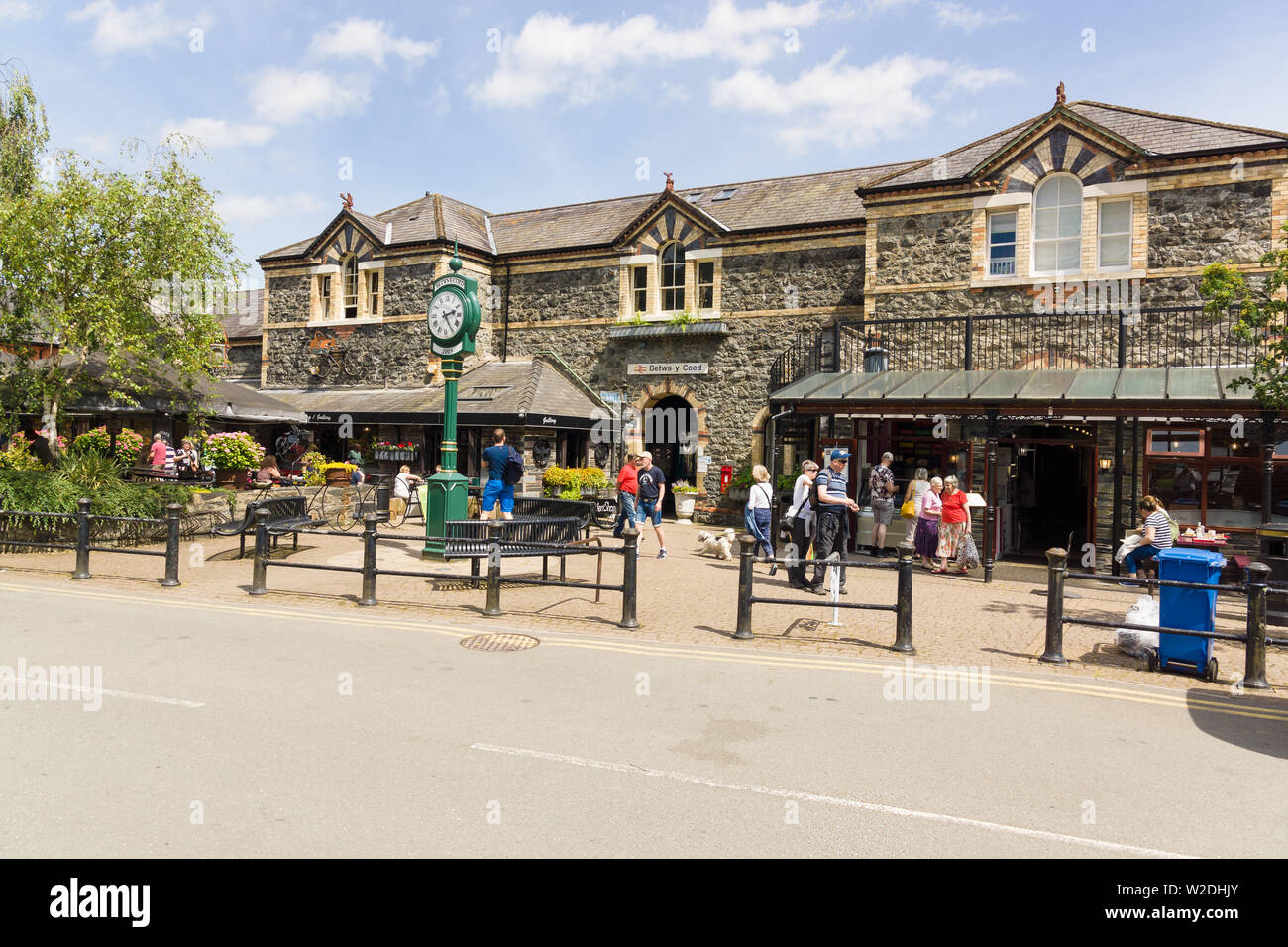 Betws-Y-coed gare sur la ligne de la vallée de Conwy construit en 1868 les bâtiments de la station house maintenant diverses boutiques cafés Banque D'Images