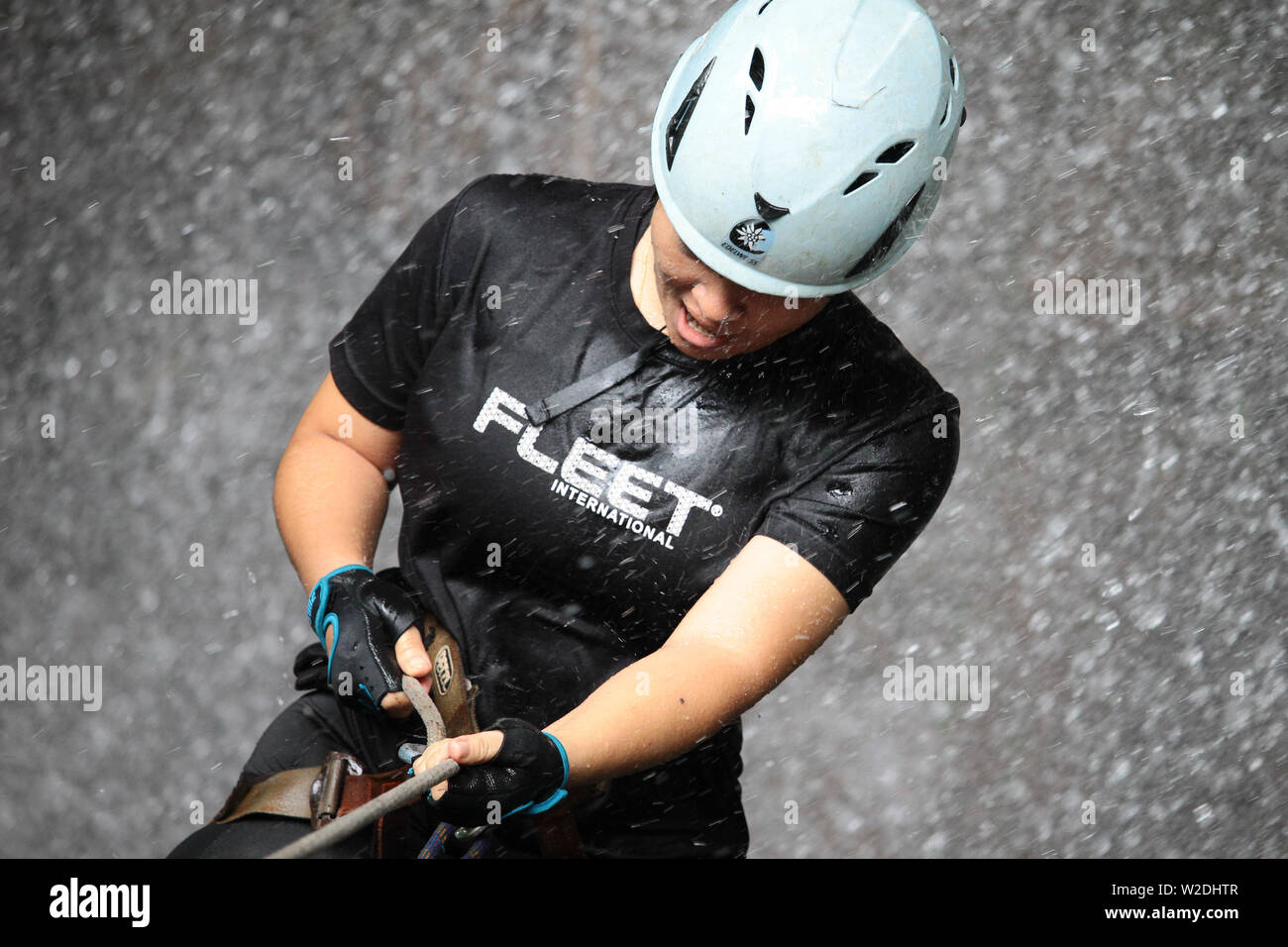 La Malaisie Sabah Kiulu - Jun 30, 2019 : les amateurs de plein air de faire une descente en rappel dans l'activité Sabah Kiulu. La descente en rappel de corde à cascade dans l'île de Bornéo. Banque D'Images