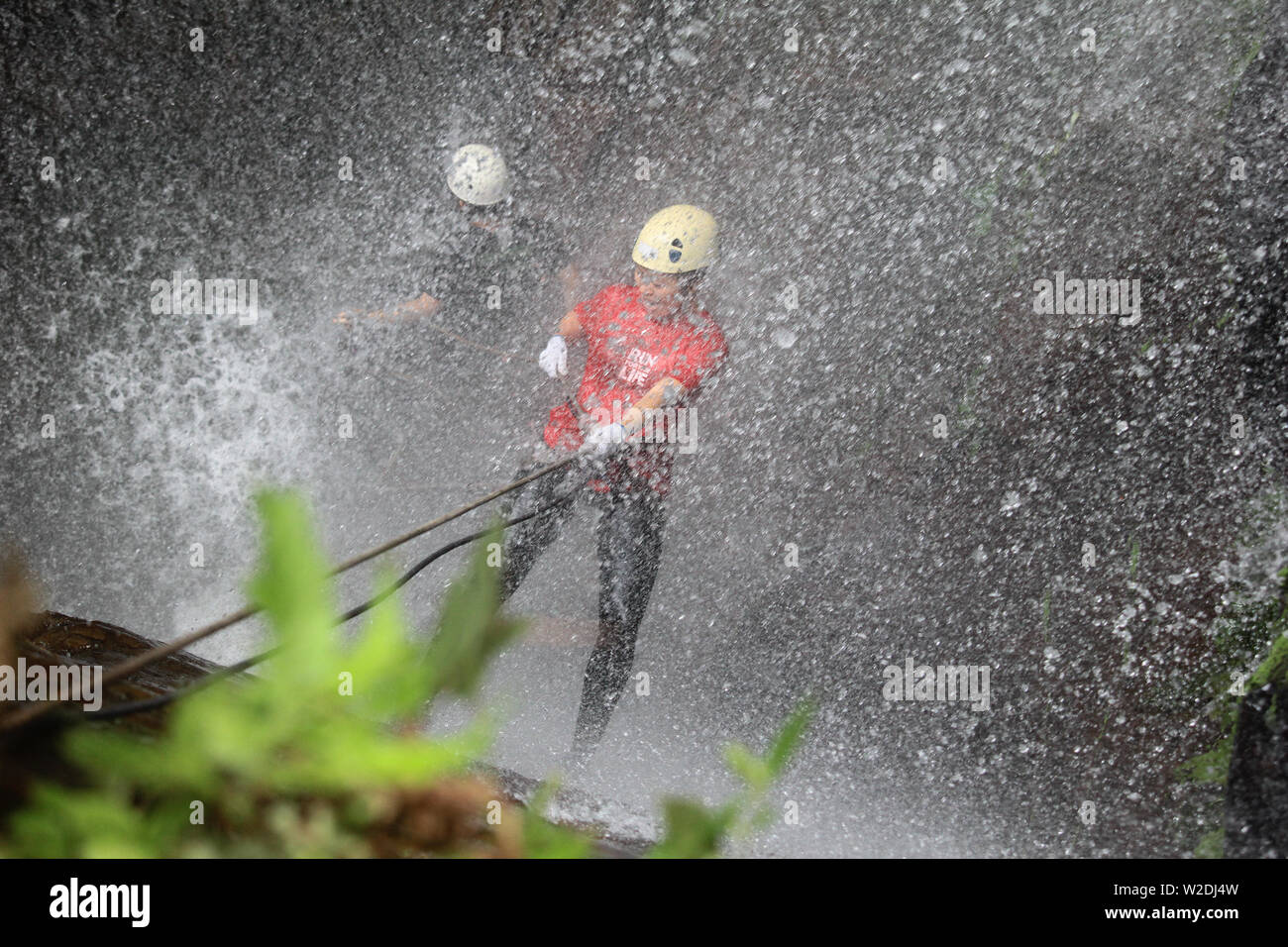 La Malaisie Sabah Kiulu - Jun 30, 2019 : les amateurs de plein air de faire une descente en rappel dans l'activité Sabah Kiulu. La descente en rappel de corde à cascade dans l'île de Bornéo. Banque D'Images