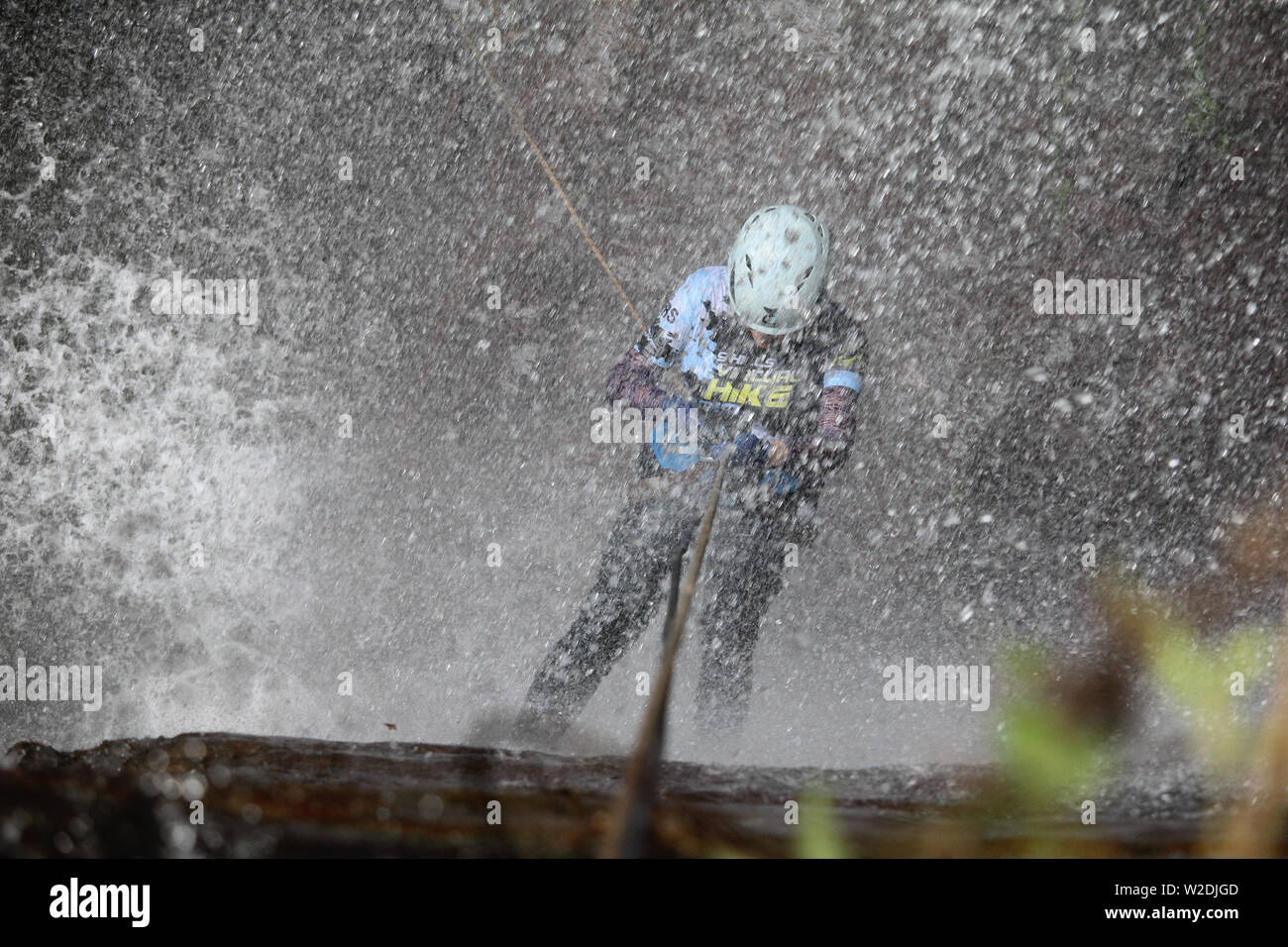 La Malaisie Sabah Kiulu - Jun 30, 2019 : les amateurs de plein air de faire une descente en rappel dans l'activité Sabah Kiulu. La descente en rappel de corde à cascade dans l'île de Bornéo. Banque D'Images