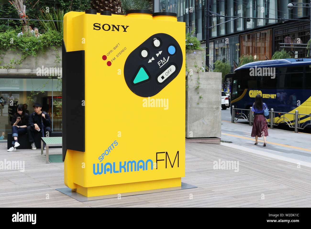 Un modèle géant d'un Walkman Sony Sports sur une terrasse en bois à Ginza Sony Park. Il fait partie de la '# Walkman 009 dans le parc des expositions" (7/2019) Banque D'Images