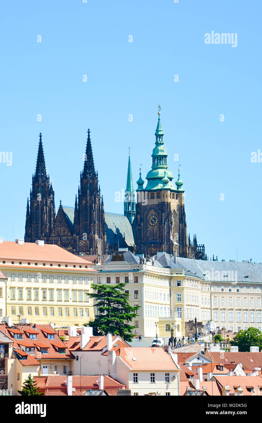 Photo verticale du célèbre château de Prague et cathédrale Saint-Guy de Prague, capitale de République tchèque. Beaux bâtiments historiques autour du château. Monument touristique célèbre. Destination de voyage. Banque D'Images