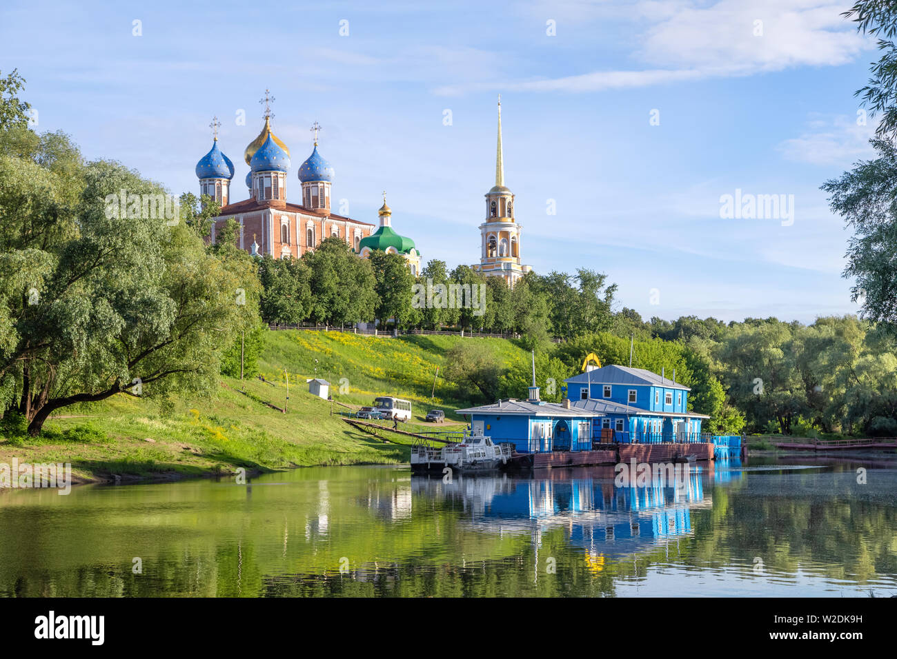 Pier sur la rivière Trubezh près de Ryazan Ryazan, Kremlin, Russie Banque D'Images