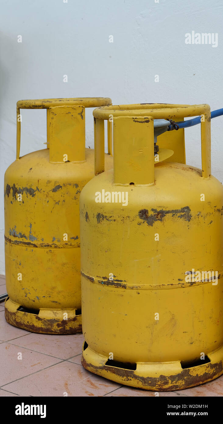 Deux bouteilles de gaz en métal jaune, contenant du gaz de pétrole liquéfié, également appelé le propane. Ceux-ci sont utilisés comme gaz de cuisine en cuisine. Banque D'Images