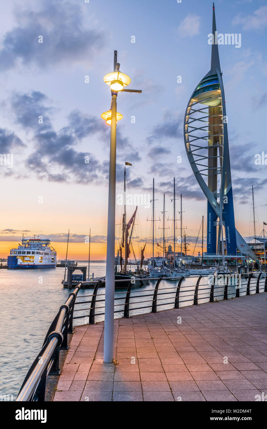 Portsmouth, Hampshire, Angleterre. Après une journée chaude et humide sur la côte, l'Hampshire allumage des feux à GUNWHARF QUAYS alors que le soleil se couche sur Portsmouth Banque D'Images