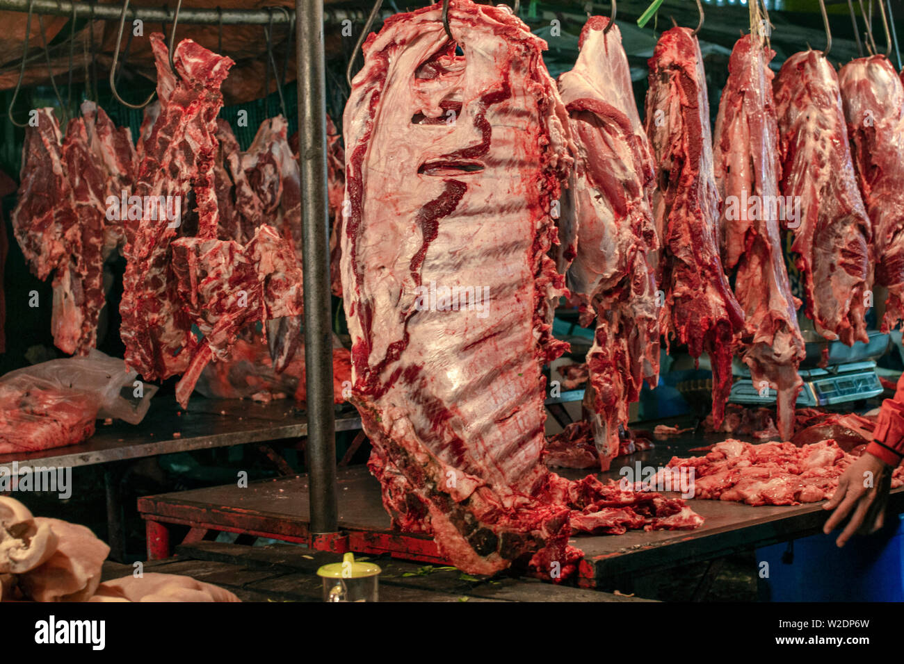 La viande de vache sur le crochet porte-manteau dans un marché traditionnel  Photo Stock - Alamy