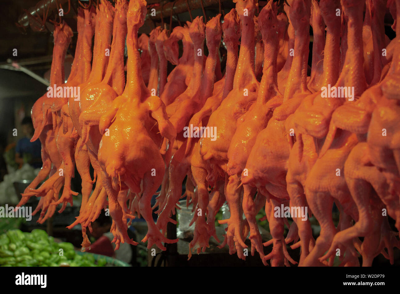 La viande de poulet sur le crochet porte-manteau dans un marché traditionnel Banque D'Images