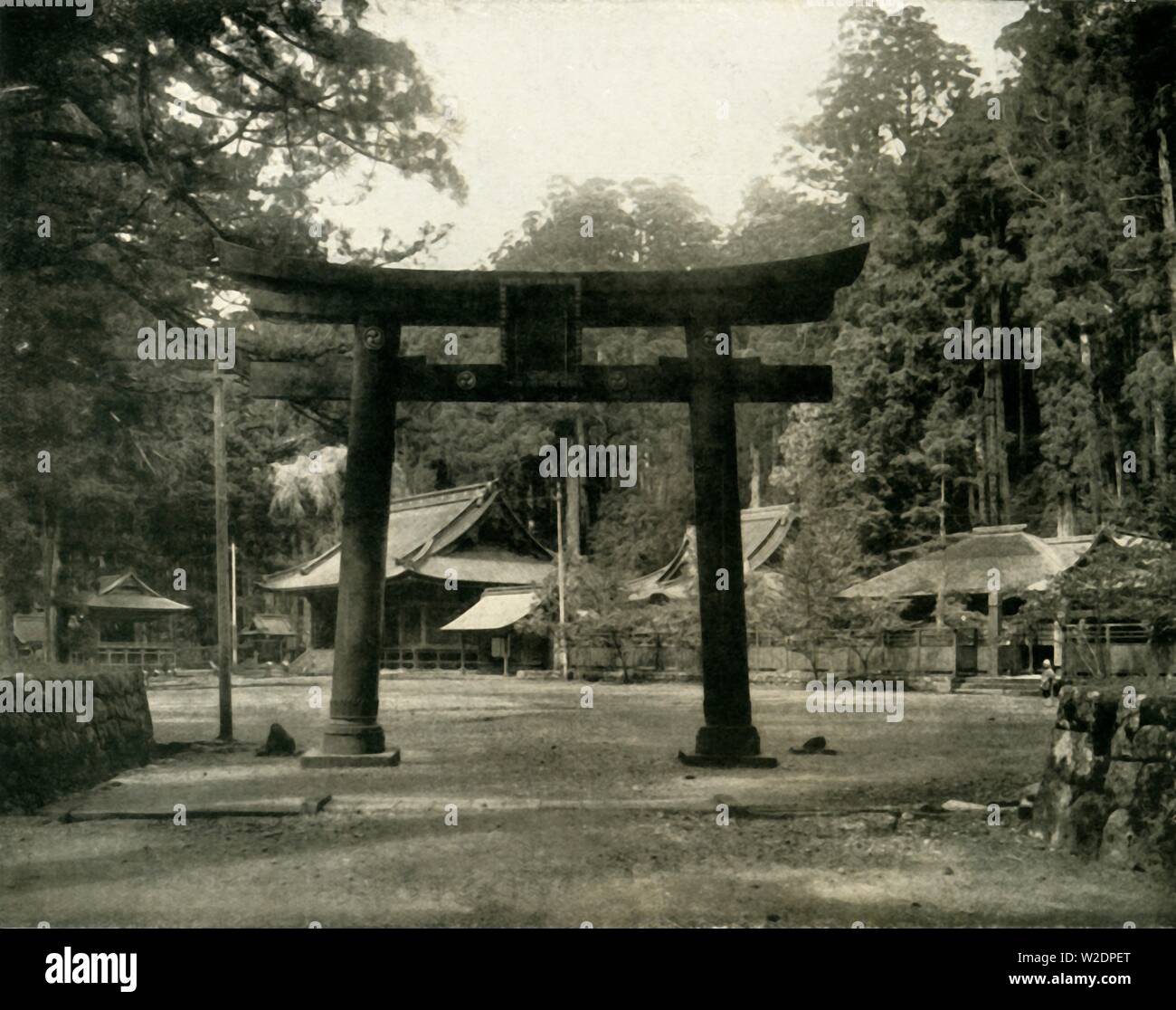 'Entrée d'un Temple Shinto, dans le district de Nikko Japon', 1936. Créateur : Inconnu. Banque D'Images