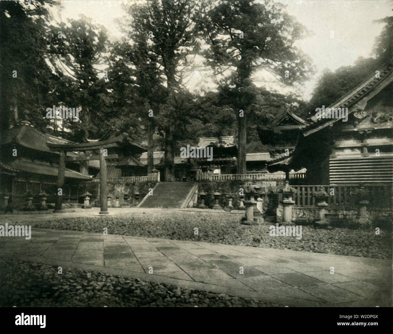 'Un des nombreux temples de Nikko, Japon, un site de pèlerinage de sanctuaires sacrés', 1936. Créateur : Inconnu. Banque D'Images