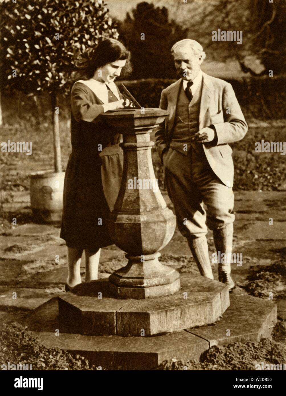 Ramsay MacDonald, le premier Premier ministre travailliste, à Chequers avec son sa fille, 1924, (1935). Créateur : Inconnu. Banque D'Images