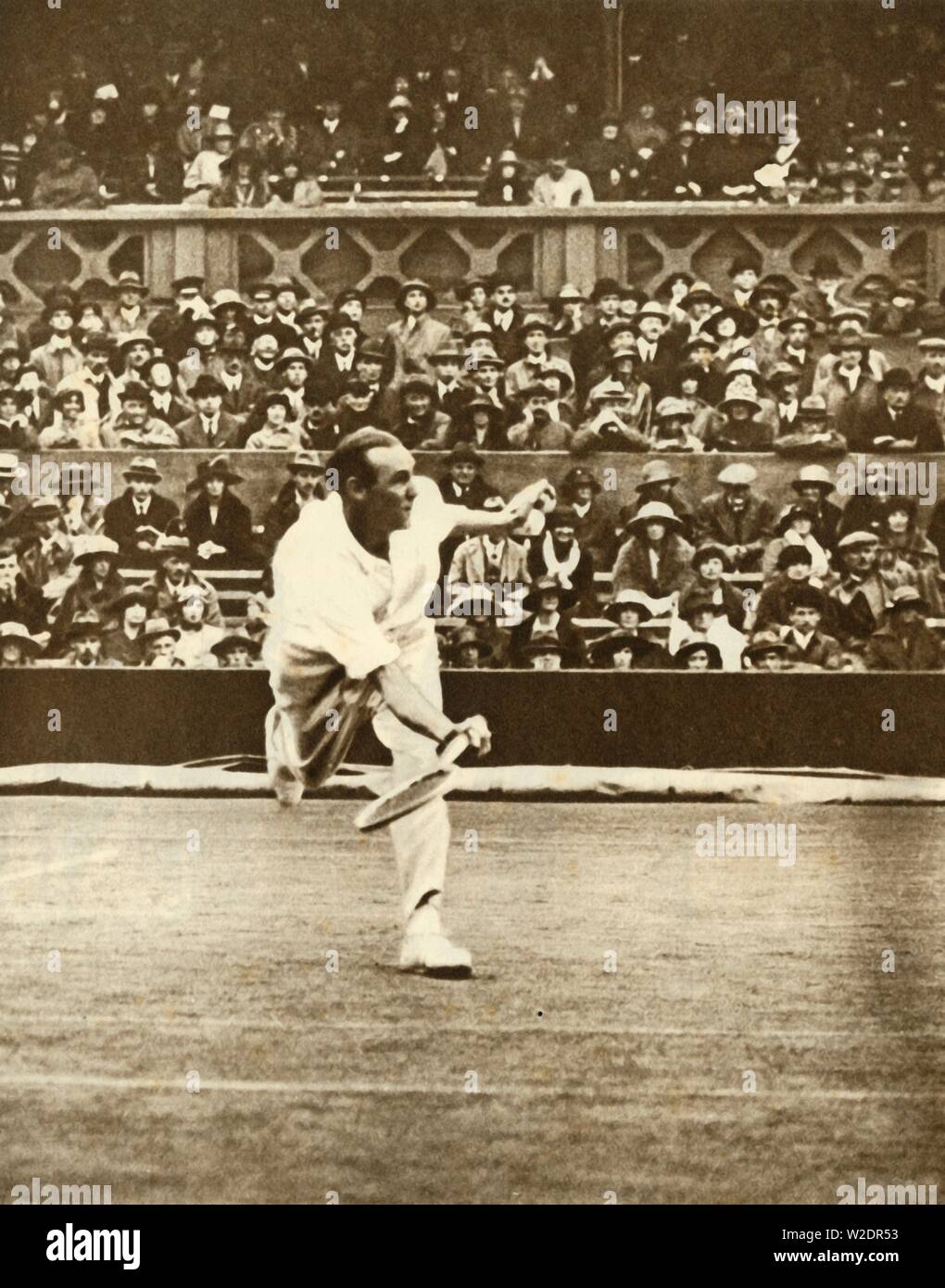 Match de tennis sur le Court Central de Wimbledon, c1930s, (1935). Créateur : Inconnu. Banque D'Images