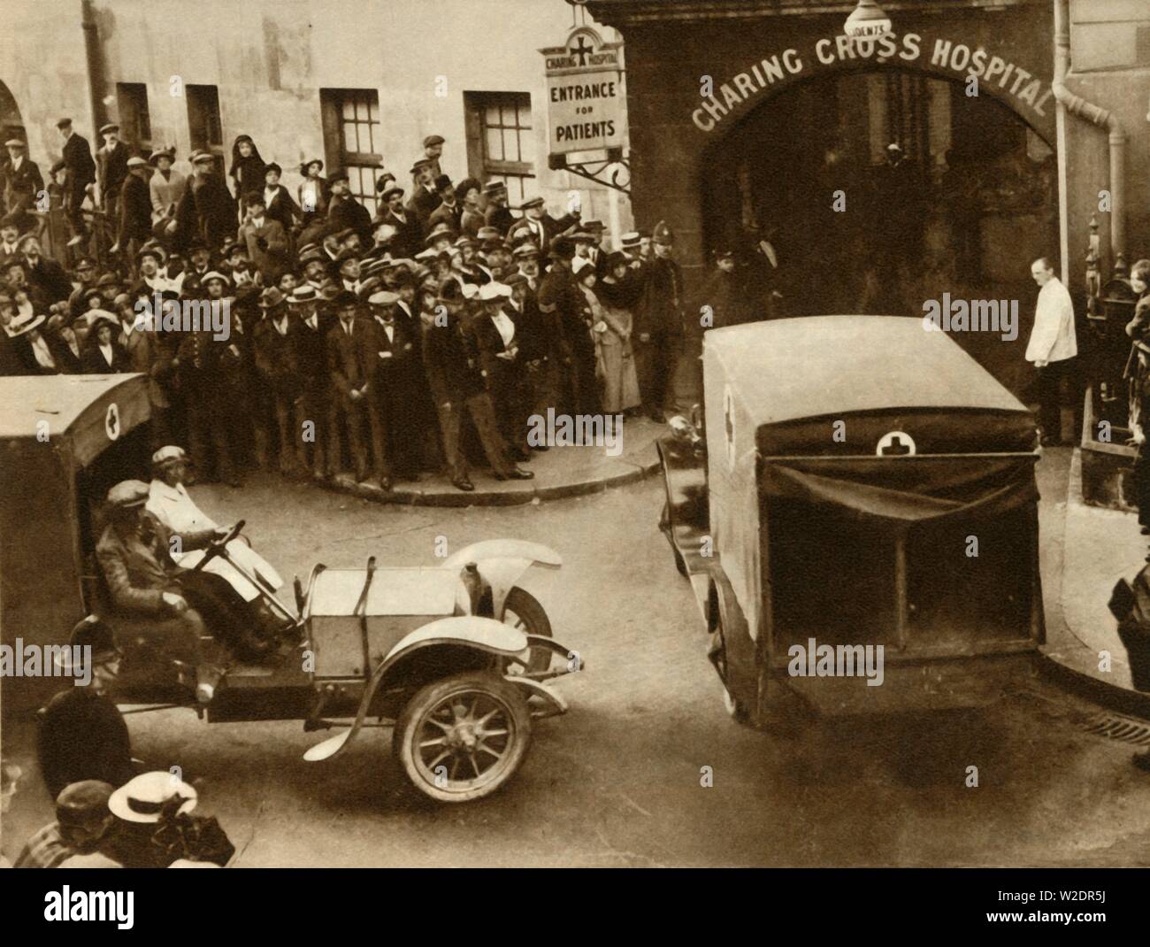 ...Des ambulances transportant des wounded...into l'hôpital de Charing Cross, Londres, 1914, (1935). Organisateur : S et G. Banque D'Images