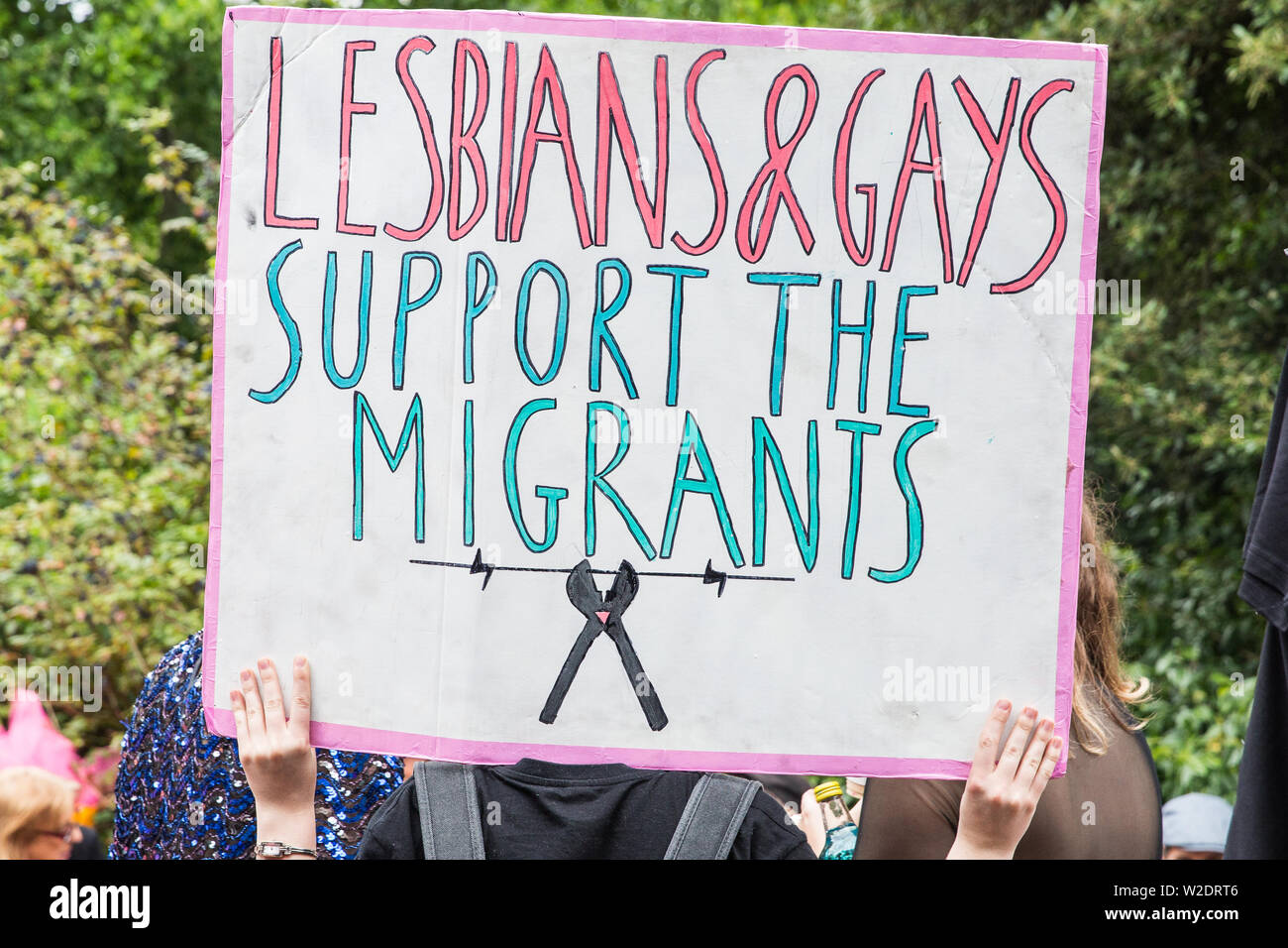 Londres, Royaume-Uni. 6 juillet, 2019. Des militants de Gays et Lesbiennes, soutenir les migrants et autres groupes LGBT + se préparent à prendre part à un London Pride Solidari Banque D'Images