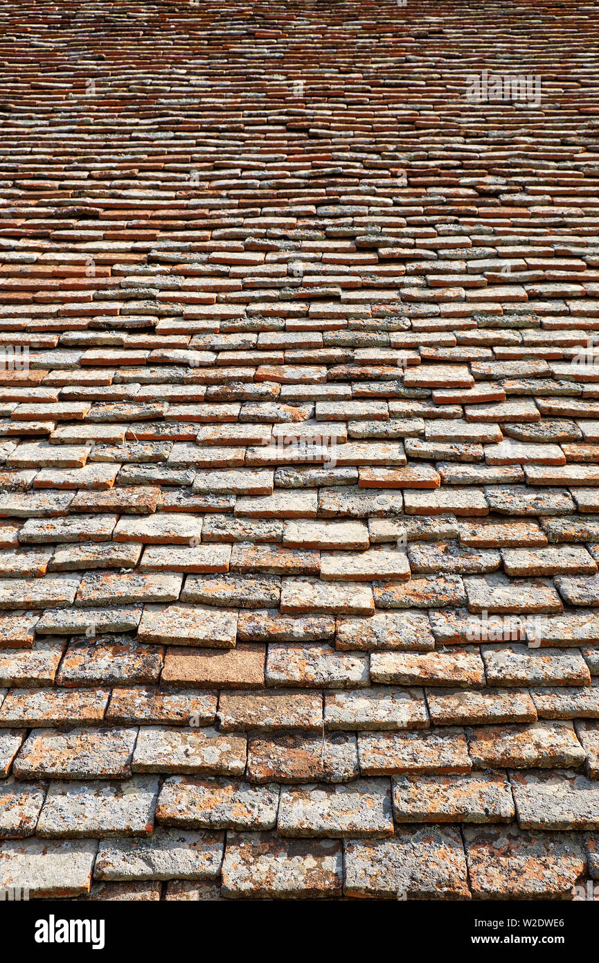 La texture des tuiles en terre cuite. Old weathered tuile de toit arrière-plan. Banque D'Images