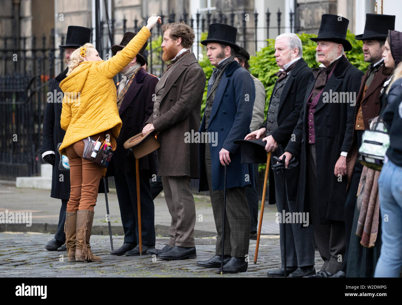 Extras Film attendre entre les scènes pendant le tournage de Julian Fellowes' nouvelle période 'Théâtre' de Belgravia à Édimbourg Moray du lieu. Banque D'Images