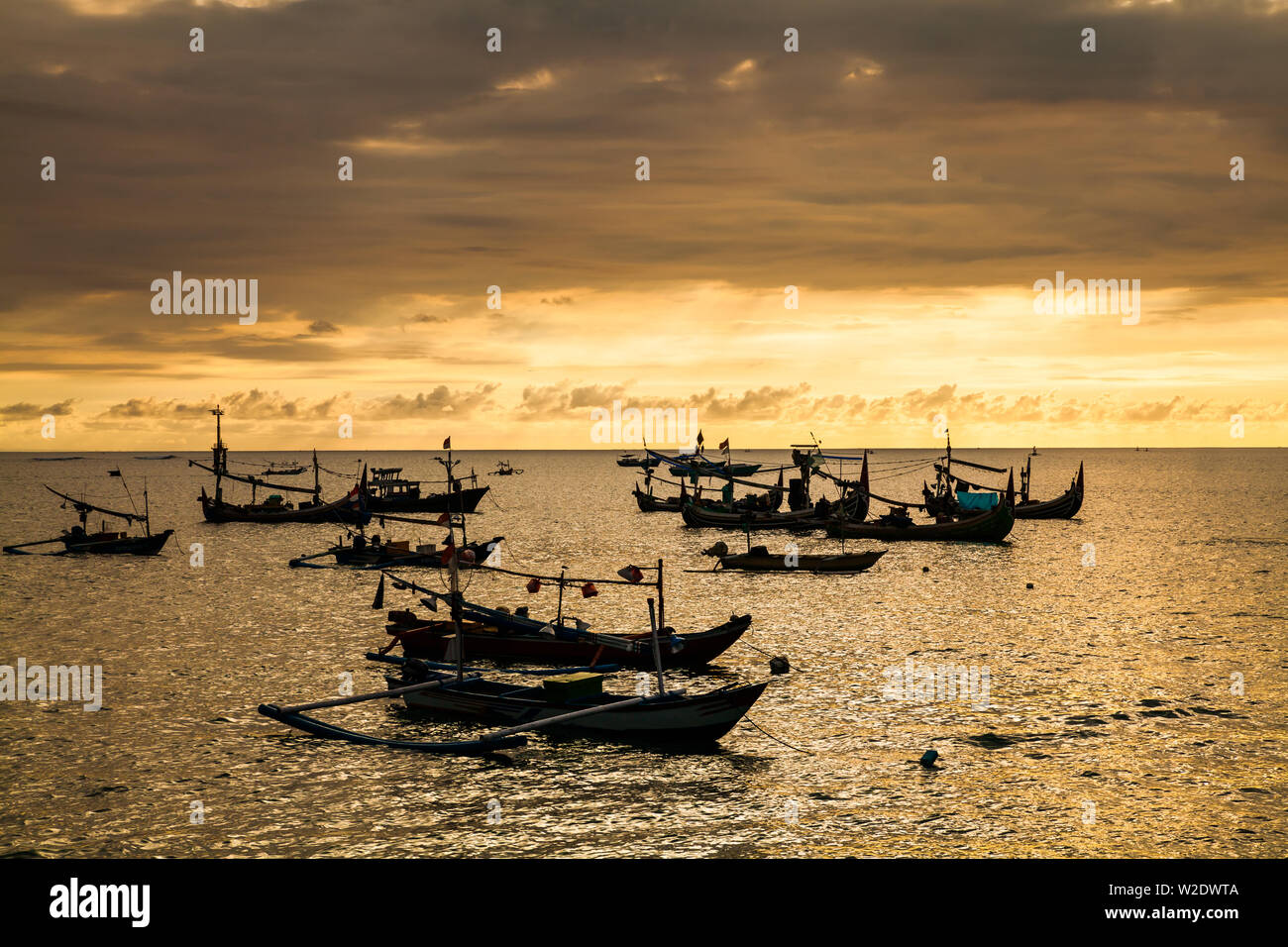 Bateaux de pêche au coucher du soleil sur la plage. Bali Banque D'Images