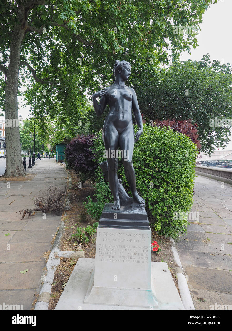 Londres, UK - circa 2019 JUIN : statue en bronze d'Atalanta (vierge chasseresse de la mythologie grecque) par le sculpteur anglais Francis Derwent Wood érigée sur Che Banque D'Images