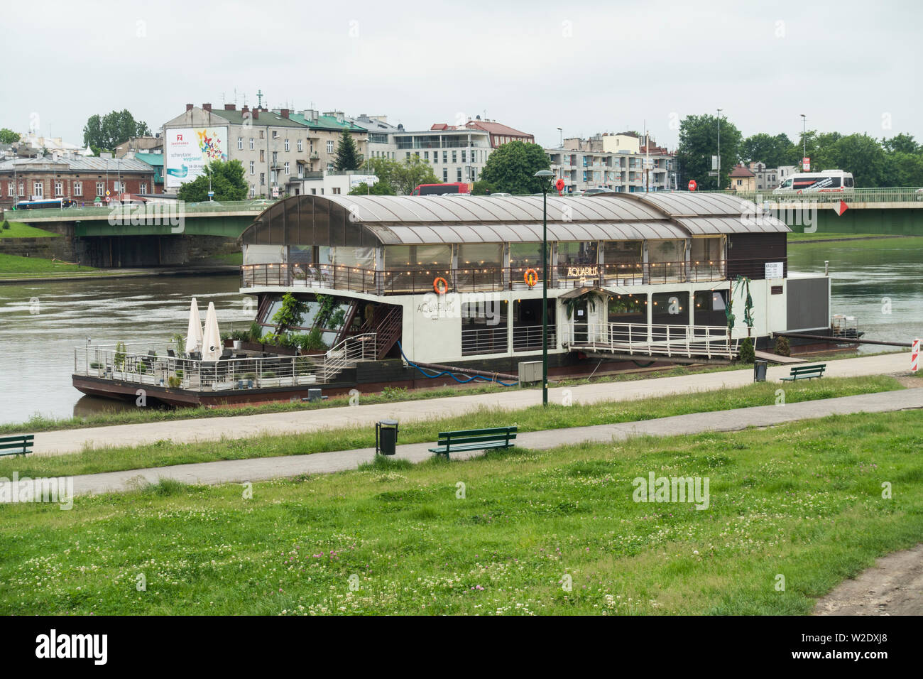 Restaurant bateau sur la Vistule fermé pendant les inondations, Cracovie, Pologne, Europe. Banque D'Images