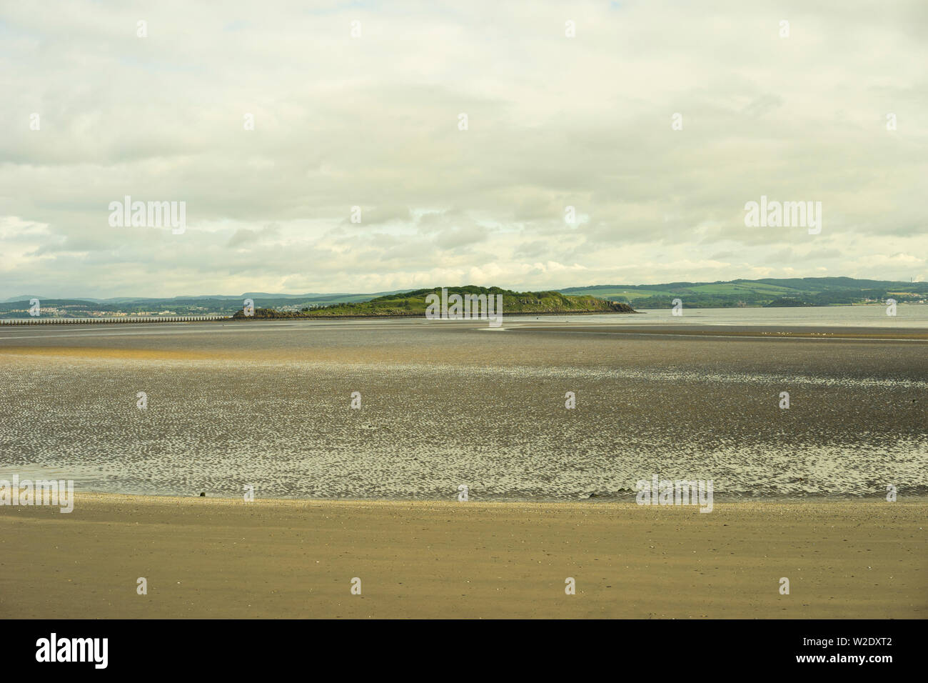 Cramond Causeway et Cramond Island dans le Firth of Forth, Édimbourg, Écosse, Royaume-Uni. Banque D'Images