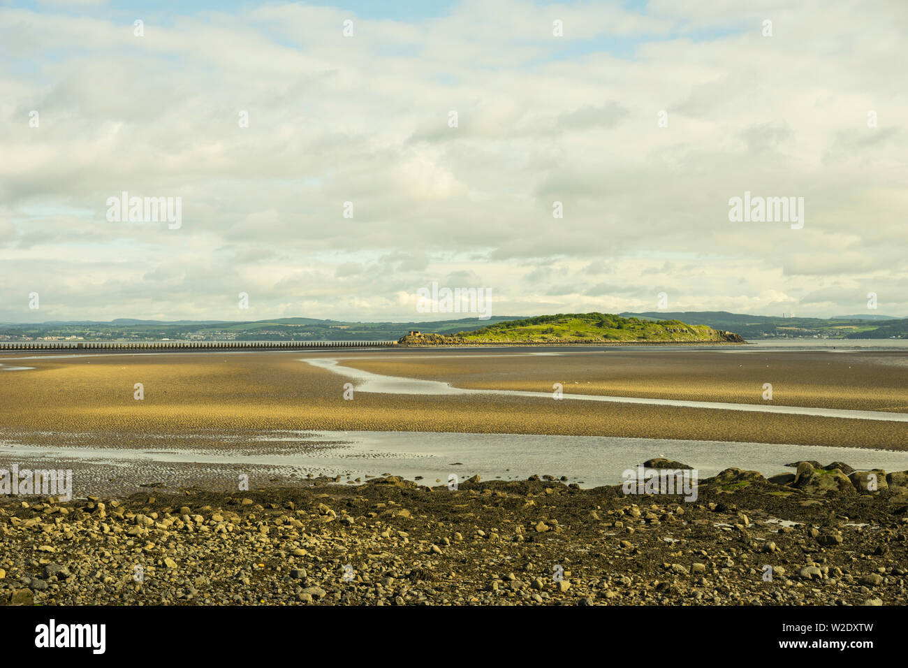 Cramond Causeway et Cramond Island dans le Firth of Forth, Édimbourg, Écosse, Royaume-Uni. Banque D'Images
