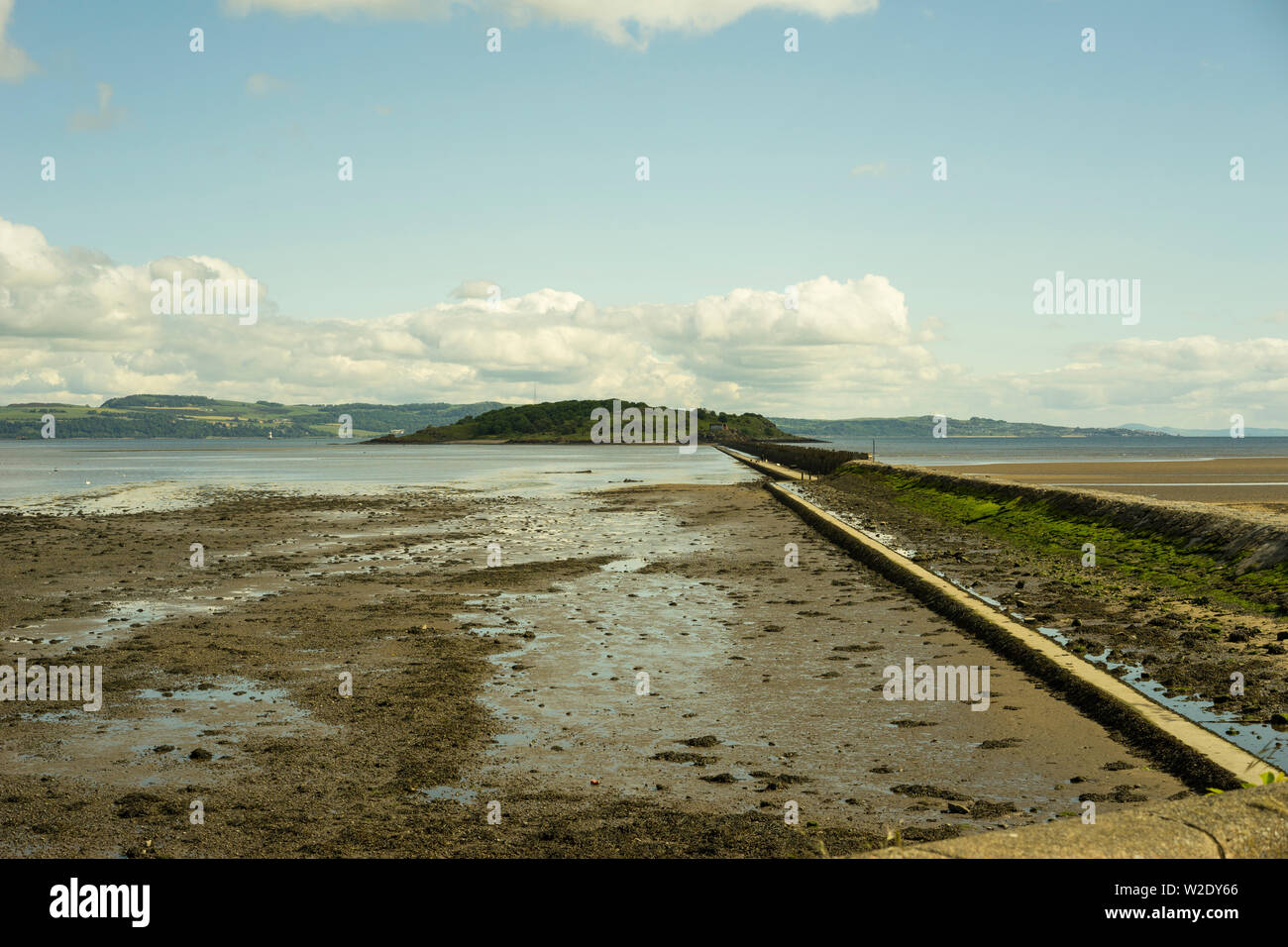 Cramond Causeway et Cramond Island dans le Firth of Forth, Édimbourg, Écosse, Royaume-Uni. Banque D'Images