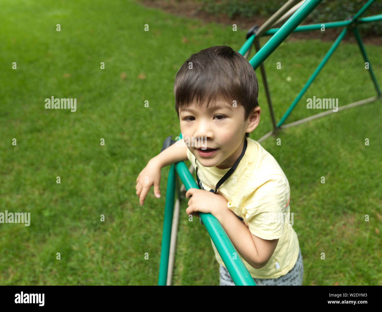 3/4 portrait de garçon dans la structure de jeu Banque D'Images