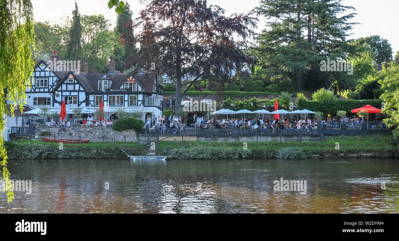 Le Boathouse Pub à Shrewsbury montrant une longue soirée d'échange Banque D'Images