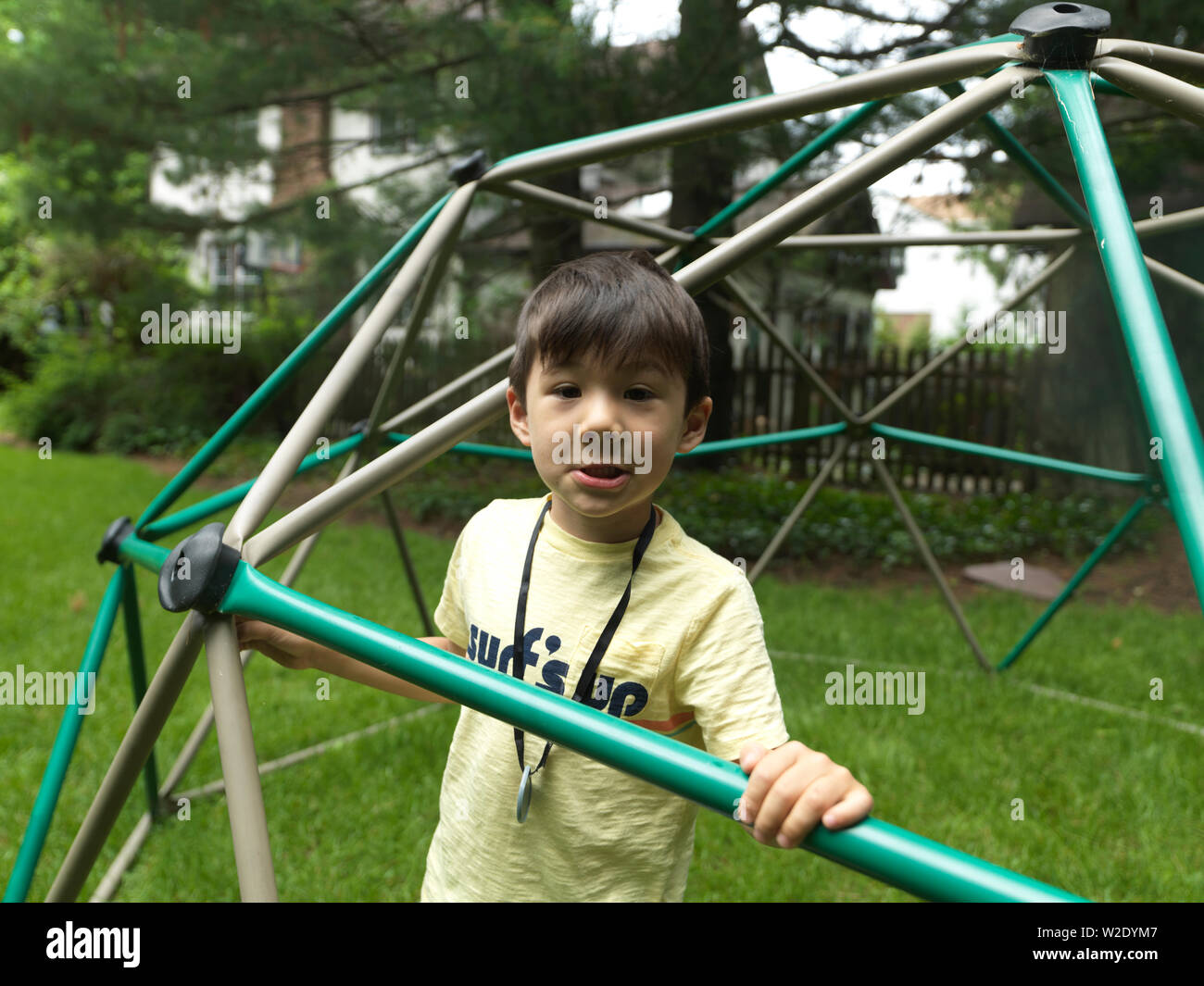 Caméra à l'intérieur de garçon de jeu Banque D'Images