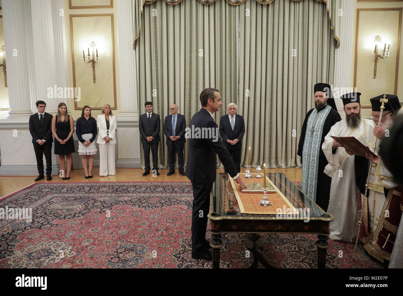 Grecque Athènes. 8 juillet, 2019. Kyriakos Mitsotakis (L'avant) prend son serment religieux dans une cérémonie présidée par l'Église chrétienne orthodoxe l'archevêque Ieronymos d'Athènes et de toute la Grèce, grecque à Athènes, le 8 juillet 2019. Kyriakos Mitsotakis, chef du parti conservateur Nouvelle démocratie de la Grèce, a prêté serment lundi comme nouveau premier ministre de la Grèce après avoir remporté le prix national du Dimanche des élections anticipées. Le Lefteris Crédit : Partsalis/Xinhua/Alamy Live News Banque D'Images