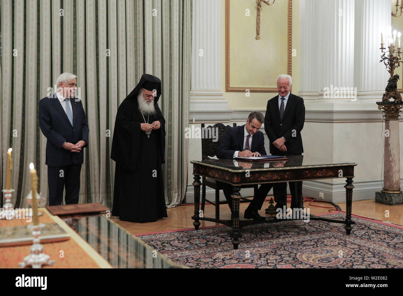 Athènes, Grèce. 8 juillet, 2019. Kyriakos Mitsotakis (2e R) est vu lors d'une cérémonie à la maison présidentielle à Athènes, Grèce, le 8 juillet 2019. Kyriakos Mitsotakis, chef du parti conservateur Nouvelle démocratie de la Grèce, a prêté serment lundi comme nouveau premier ministre de la Grèce après avoir remporté le prix national du Dimanche des élections anticipées. Le Lefteris Crédit : Partsalis/Xinhua/Alamy Live News Banque D'Images
